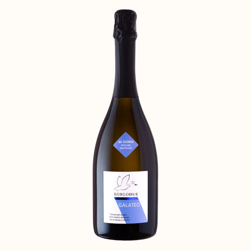 Bottiglia di vino spumante con etichetta bianca e blu. Sul fronte il logo di un'anatra in volo con sotto il nome "Galateo". Inoltre è presente anche un bollino che indica "90 giorni di spumantizzazione".